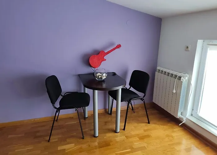 Purple And Lägenhet